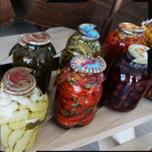 Collage bandes obliques sur un motif de boites de conserves